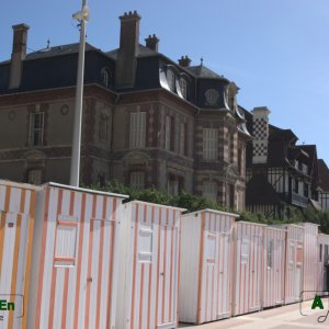 14 - Plage de Houlgate : les barraques de plage
