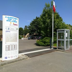 L'entrée du camping de la Sélune à Saint-Hilaire-du-Harcouët